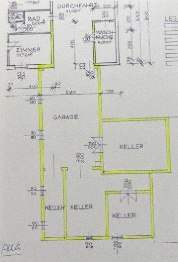Grundriss mit Badezimmer, Zimmer, Waschküche, Garage und mehreren Kellerräumen.