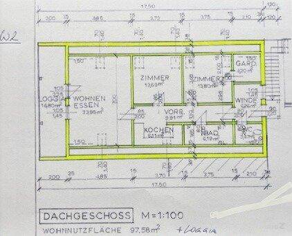 Dachgeschoss-Grundriss mit Wohn-Essbereich, Küche, Zimmern und Loggia.