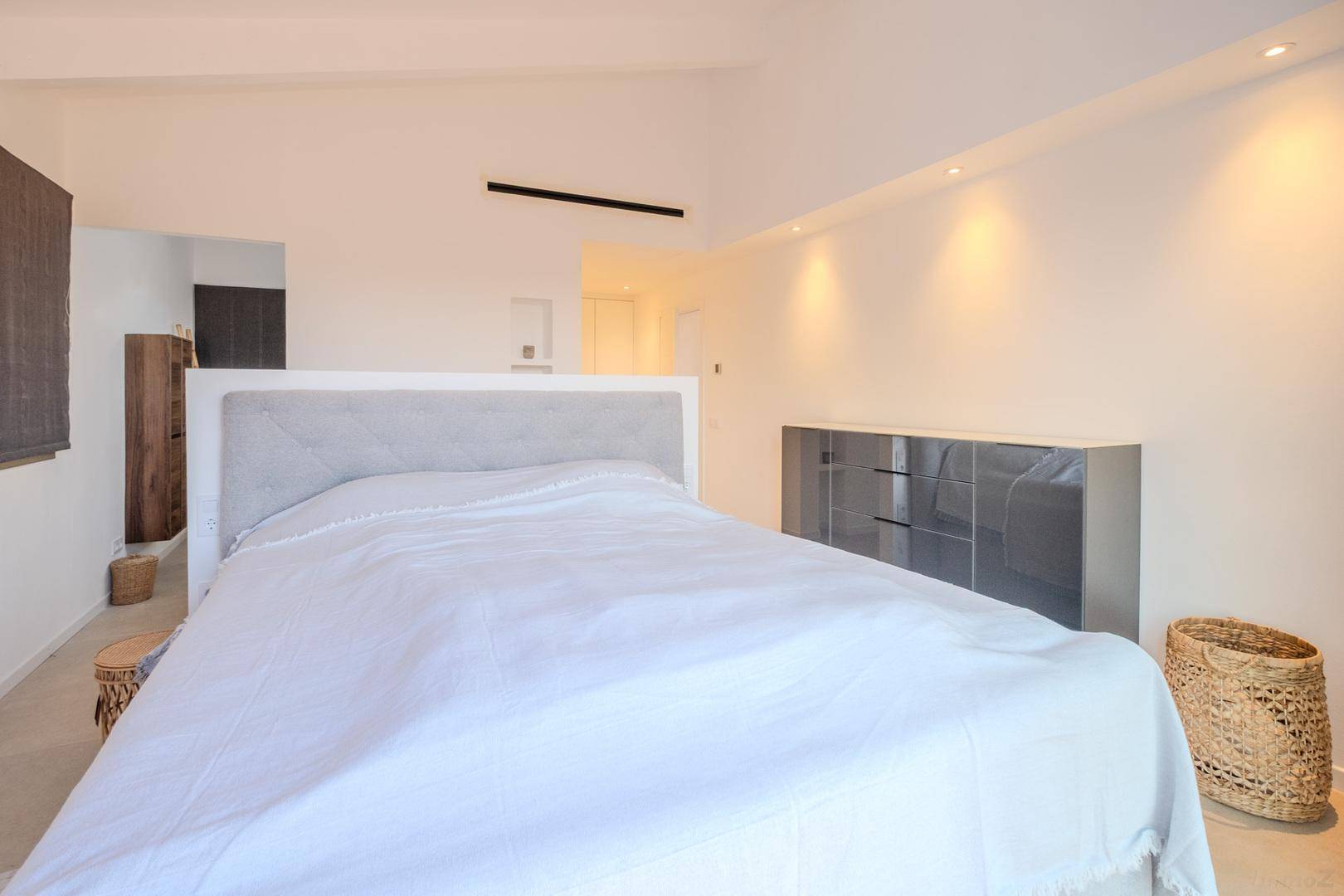 Geräumiges Schlafzimmer mit Doppelbett, moderner Kommode und heller, freundlicher Atmosphäre.