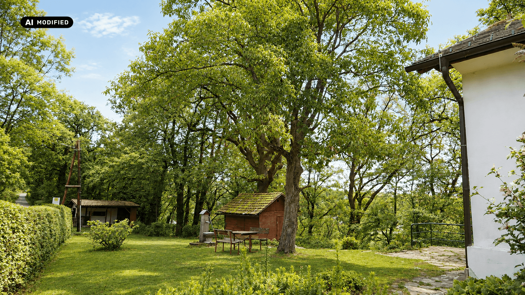 Gepflegter Gartenbereich mit einem kleinen Holzschuppen und Blick auf die umliegende Natur.