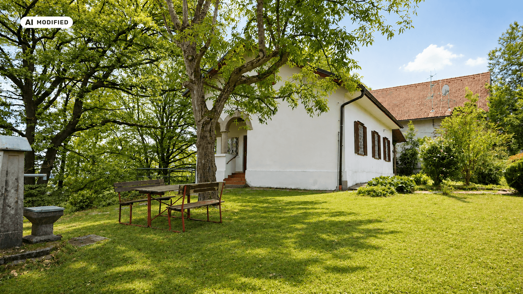 Sonniger Garten mit rustikalen Sitzgelegenheiten und dem charmanten Landhaus im Hintergrund.