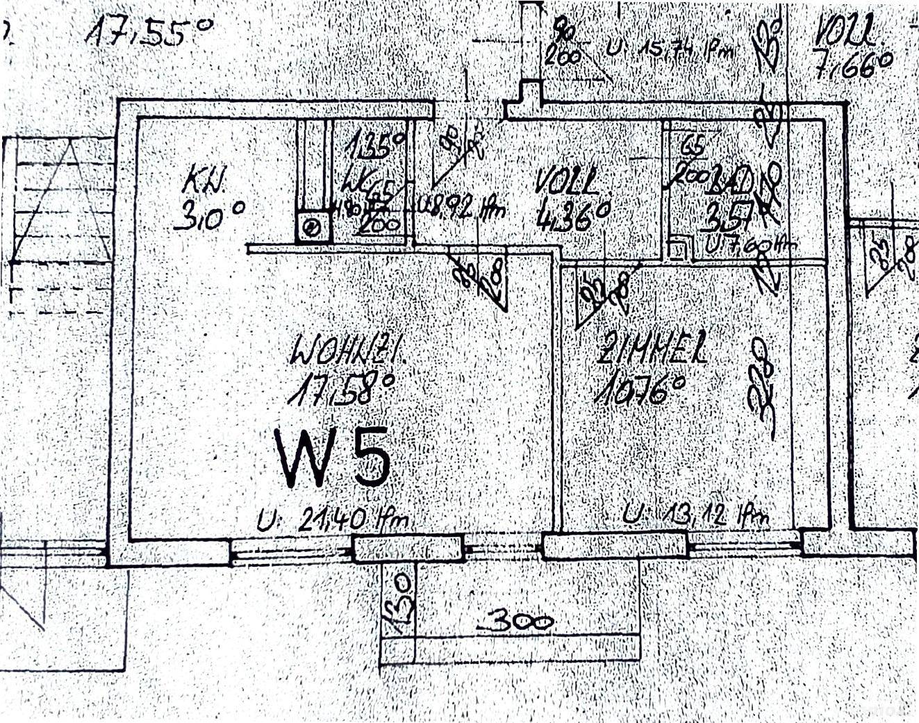 Handgezeichneter Grundriss einer Wohnung mit Zimmeraufteilung und Maßen.