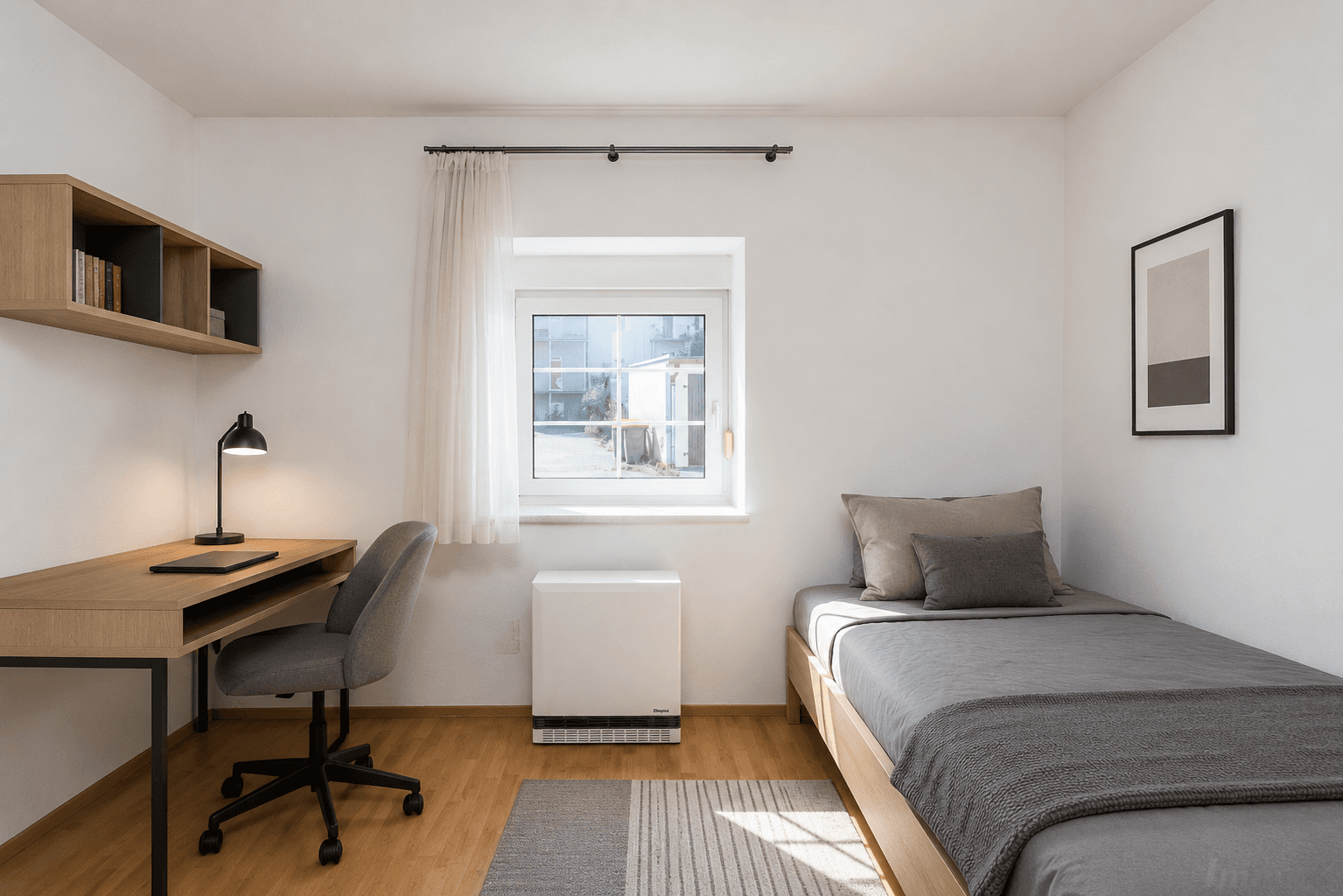 Gemütliches Schlafzimmer oder Arbeitszimmer mit Einzelbett, Schreibtisch und hellem Fenster.