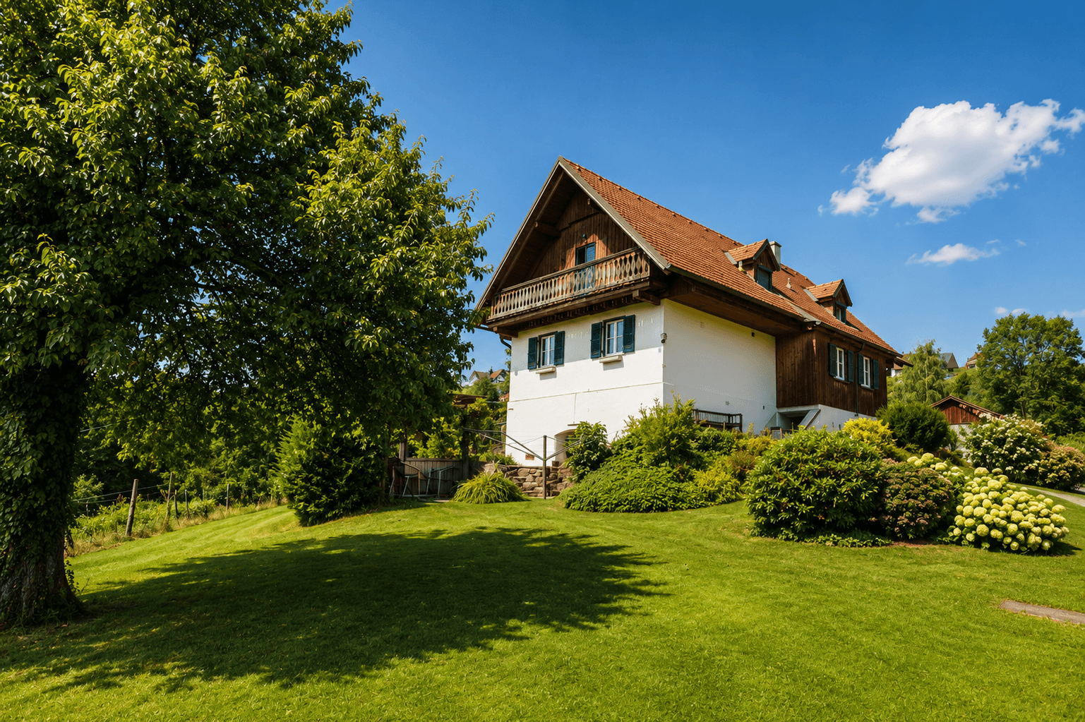 Charmantes Landhaus mit weißer Fassade, rotem Dach und großem, gepflegten Garten.