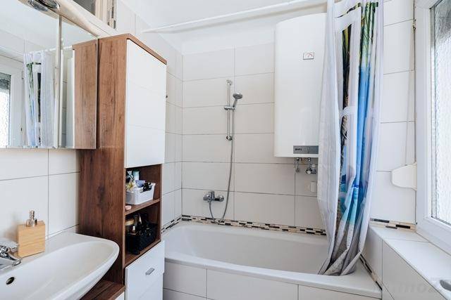 Bad mit Wanne und Fenster