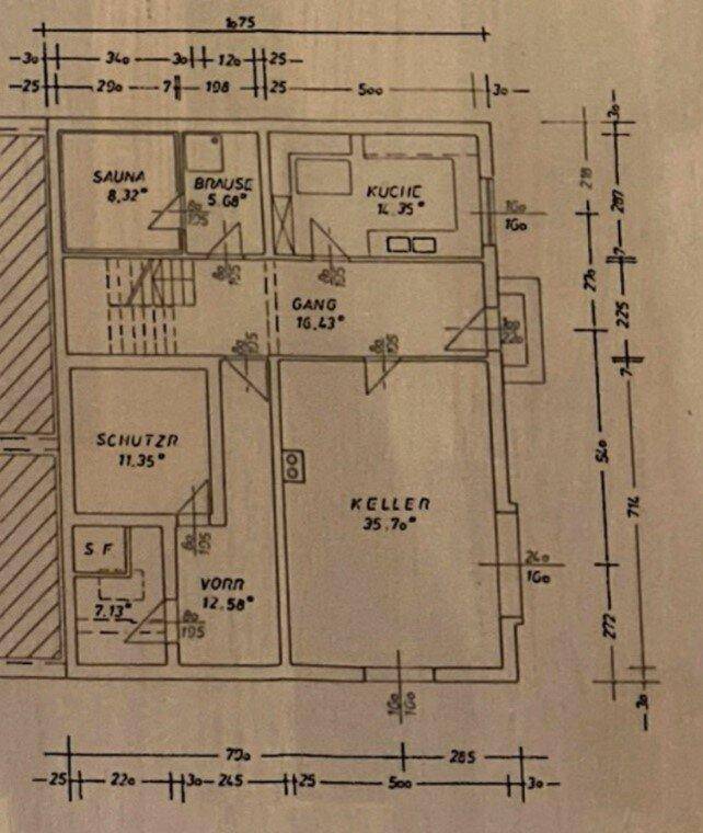 Grundriss des Kellergeschosses mit Sauna, Brause, Küche und großem Kellerraum.