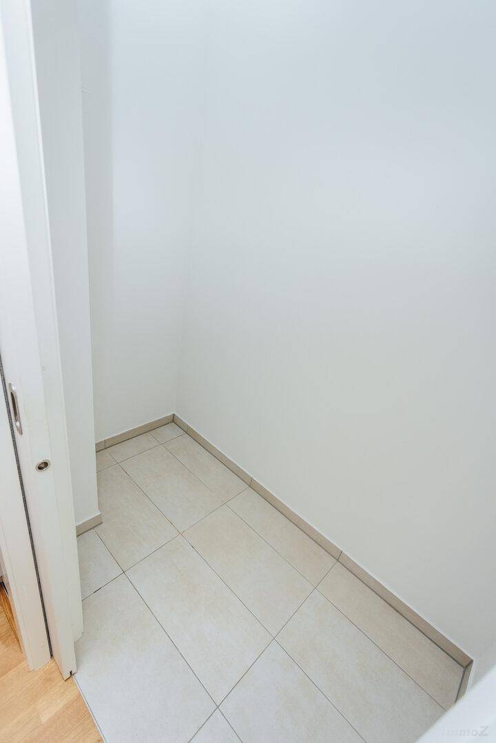Leerer Abstellraum mit Fliesenboden, ideal für zusätzlichen Stauraum.