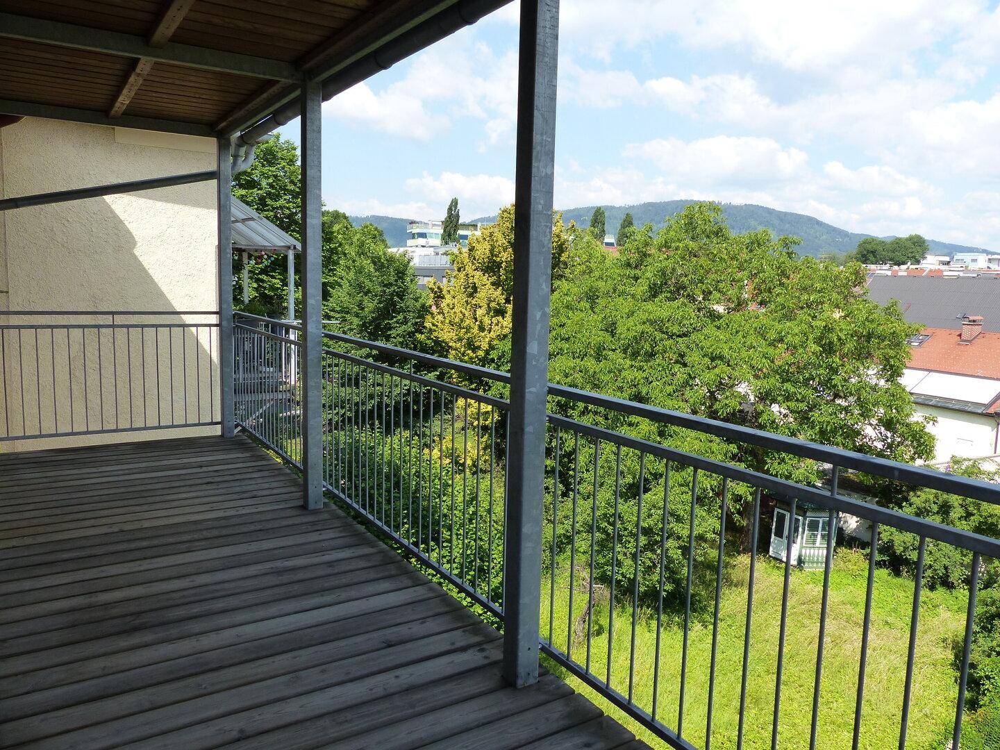 riesiger Balkon mit 12,96m²