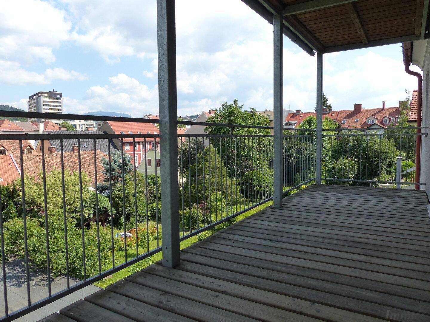 riesiger Balkon mit 12,96m²