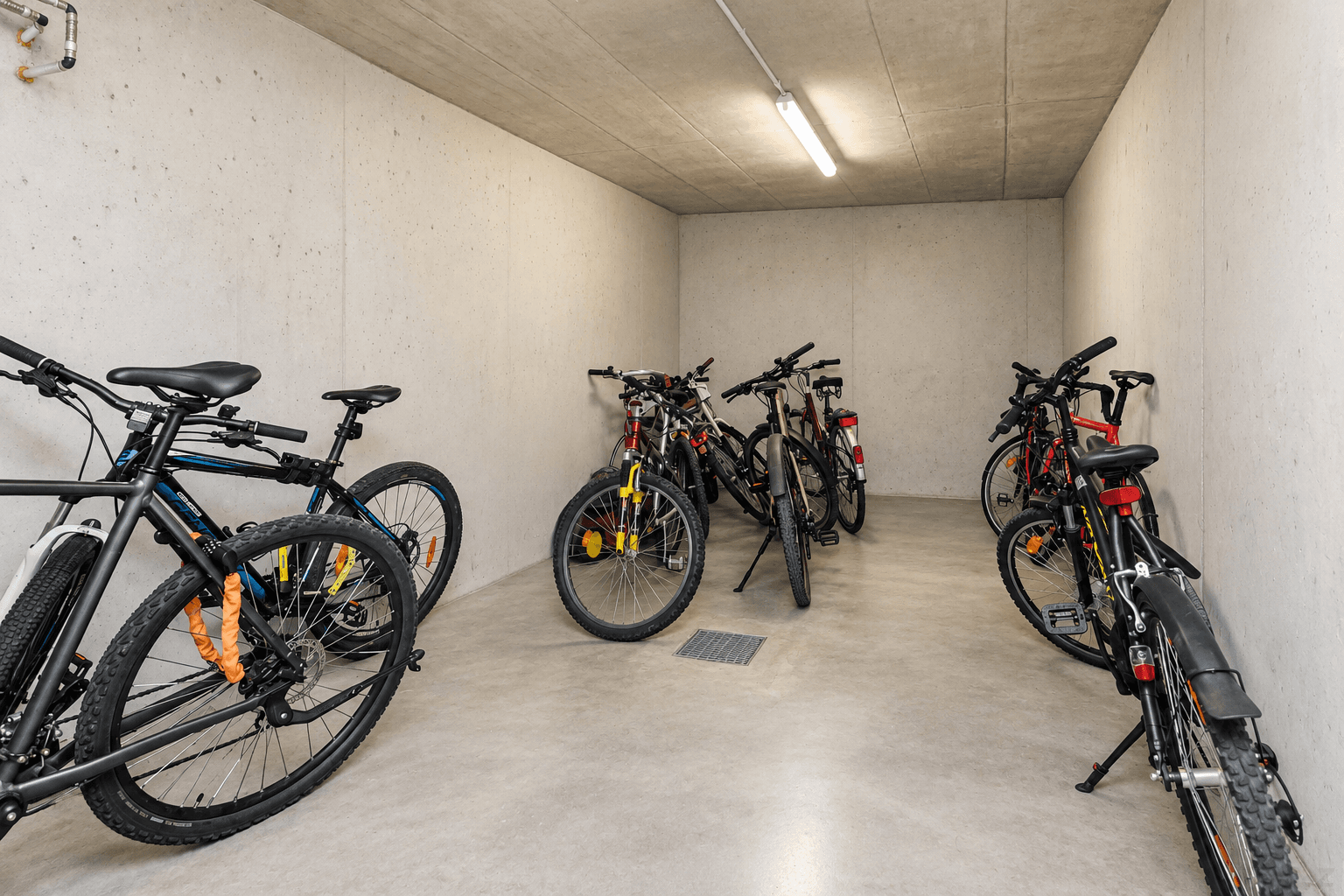 Aufgeräumter Fahrradkeller mit Betonwänden