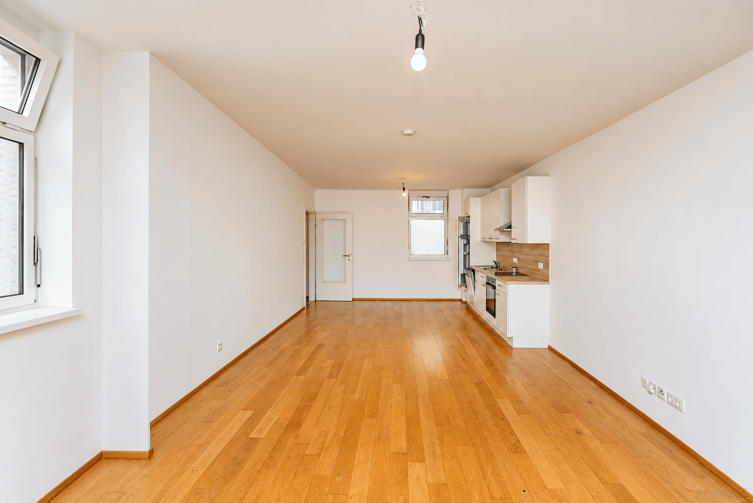 Helle minimalistische Wohnung mit Küche