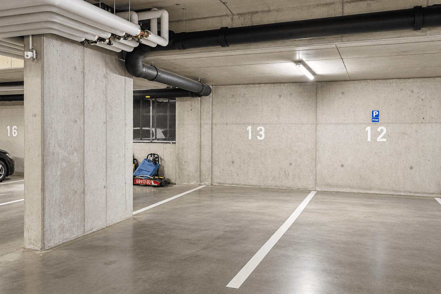 Helle Tiefgarage mit Stellplätzen 13 und 12