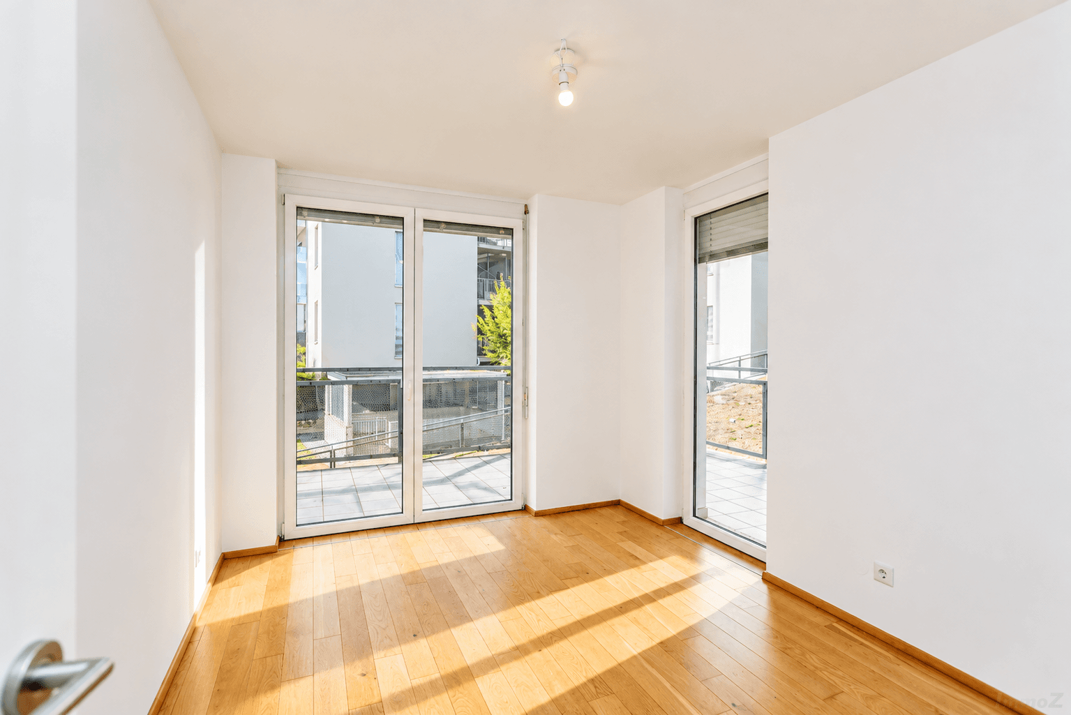 Heller minimalistischer Wohnraum mit Balkon