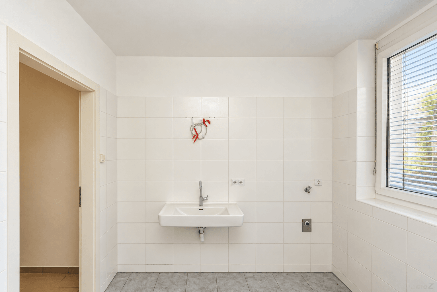Heller, moderner Waschraum mit Fenster