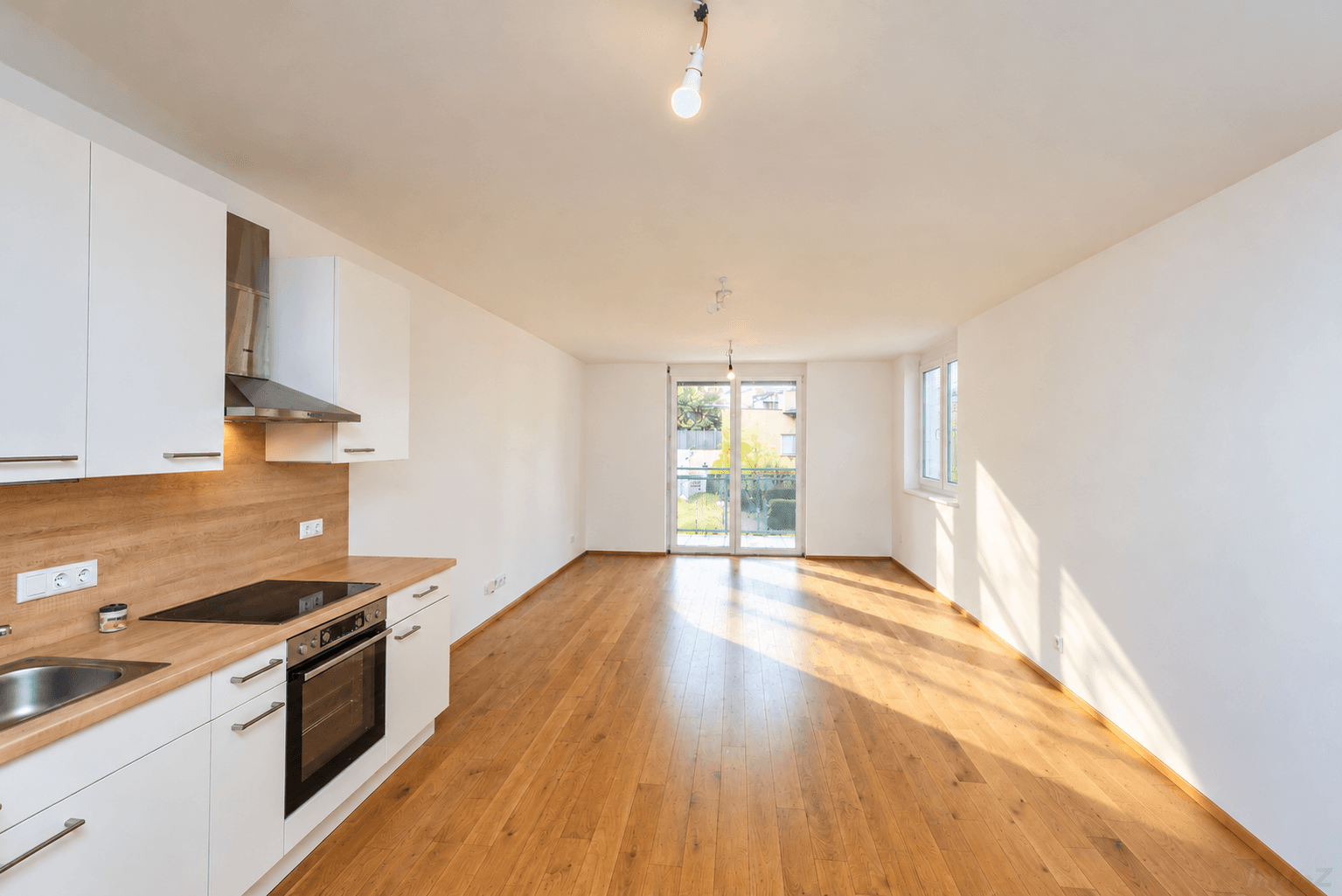 Helles modernes Wohnzimmer mit Küche