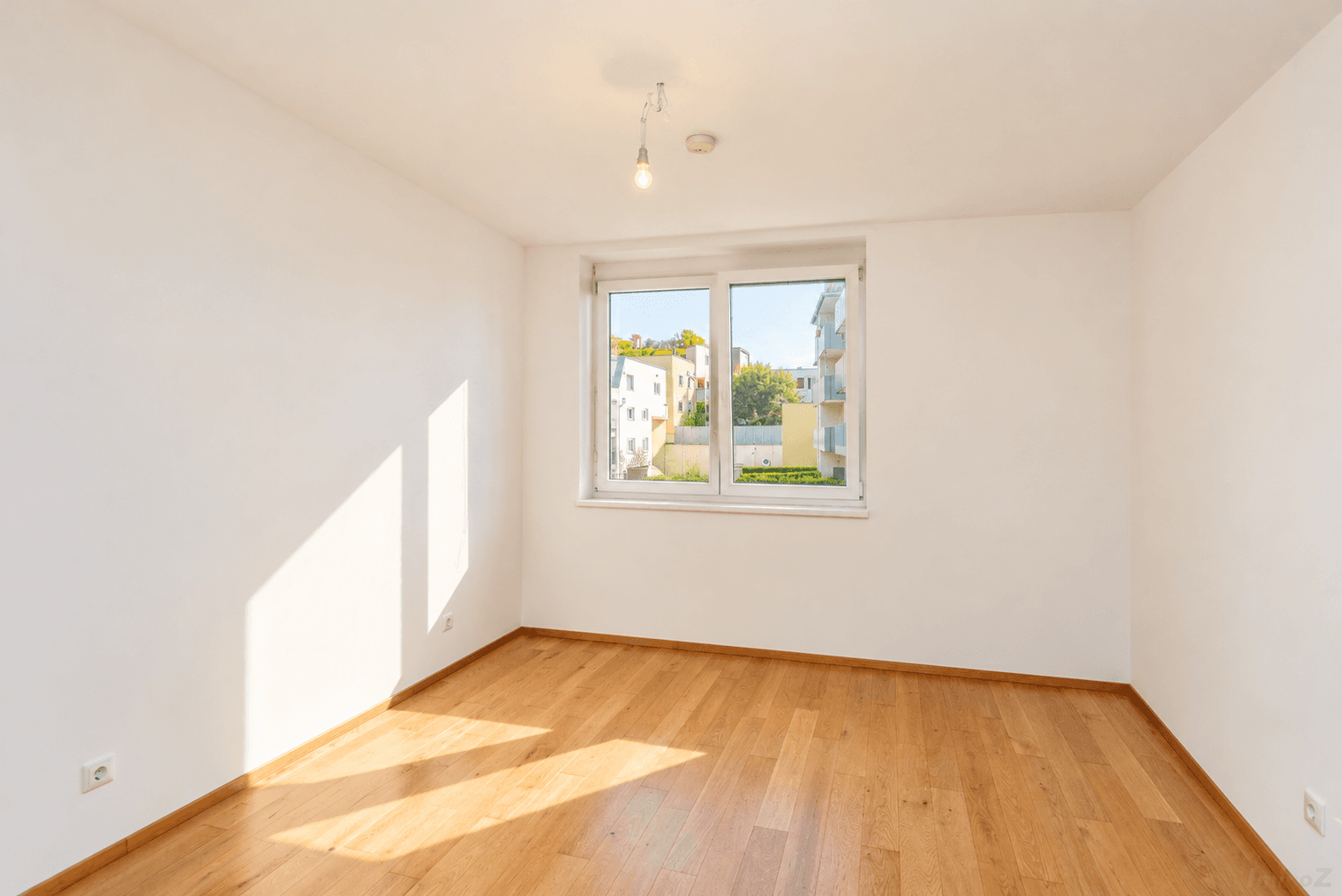 Helles, leeres Zimmer mit Sonnenlicht