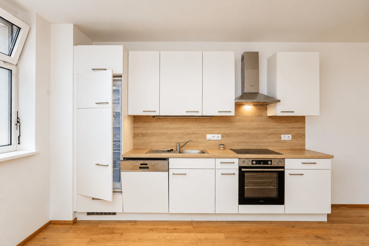 Minimalistische Küche mit Holzdetails