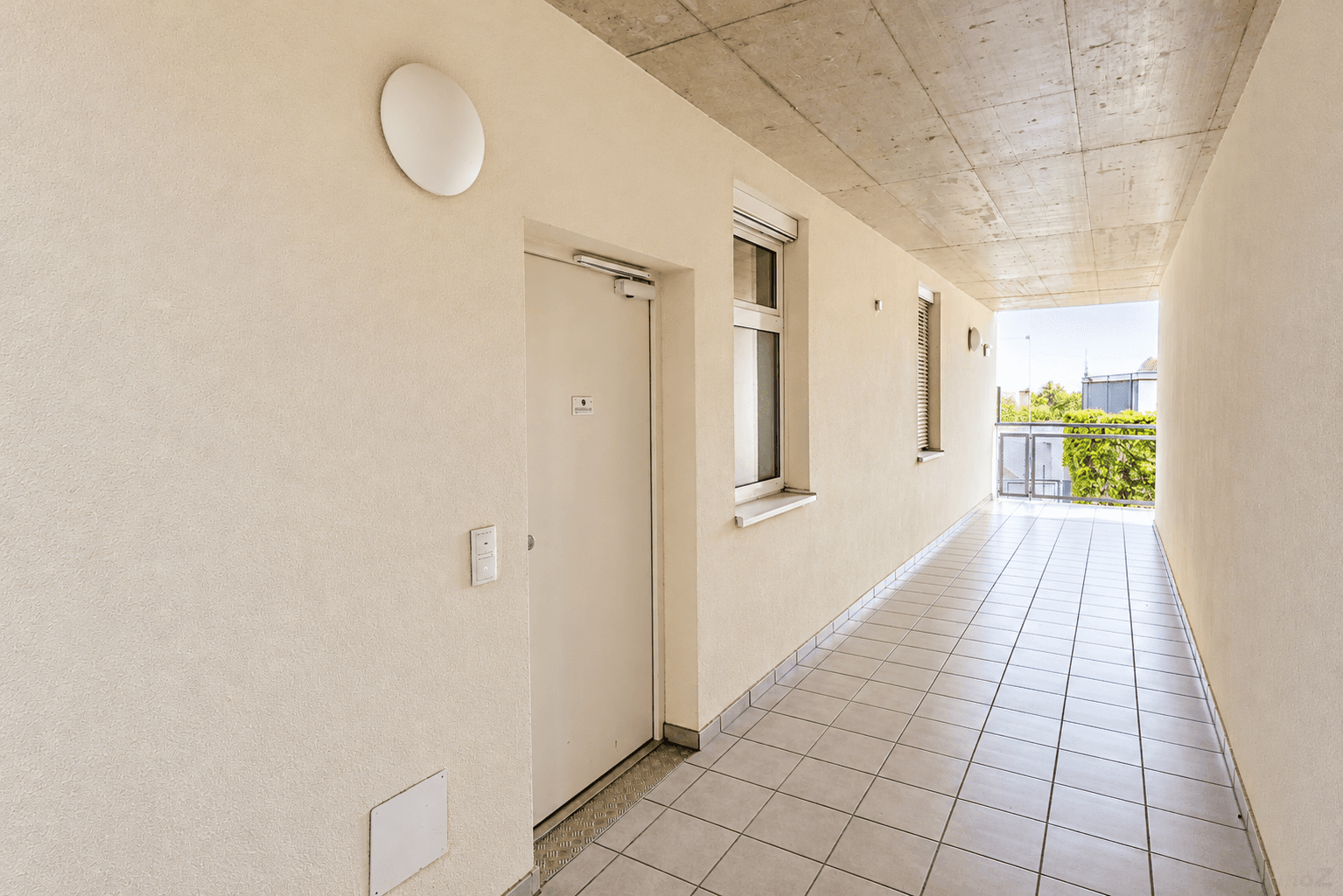 Moderner Flur mit hellem Balkonblick