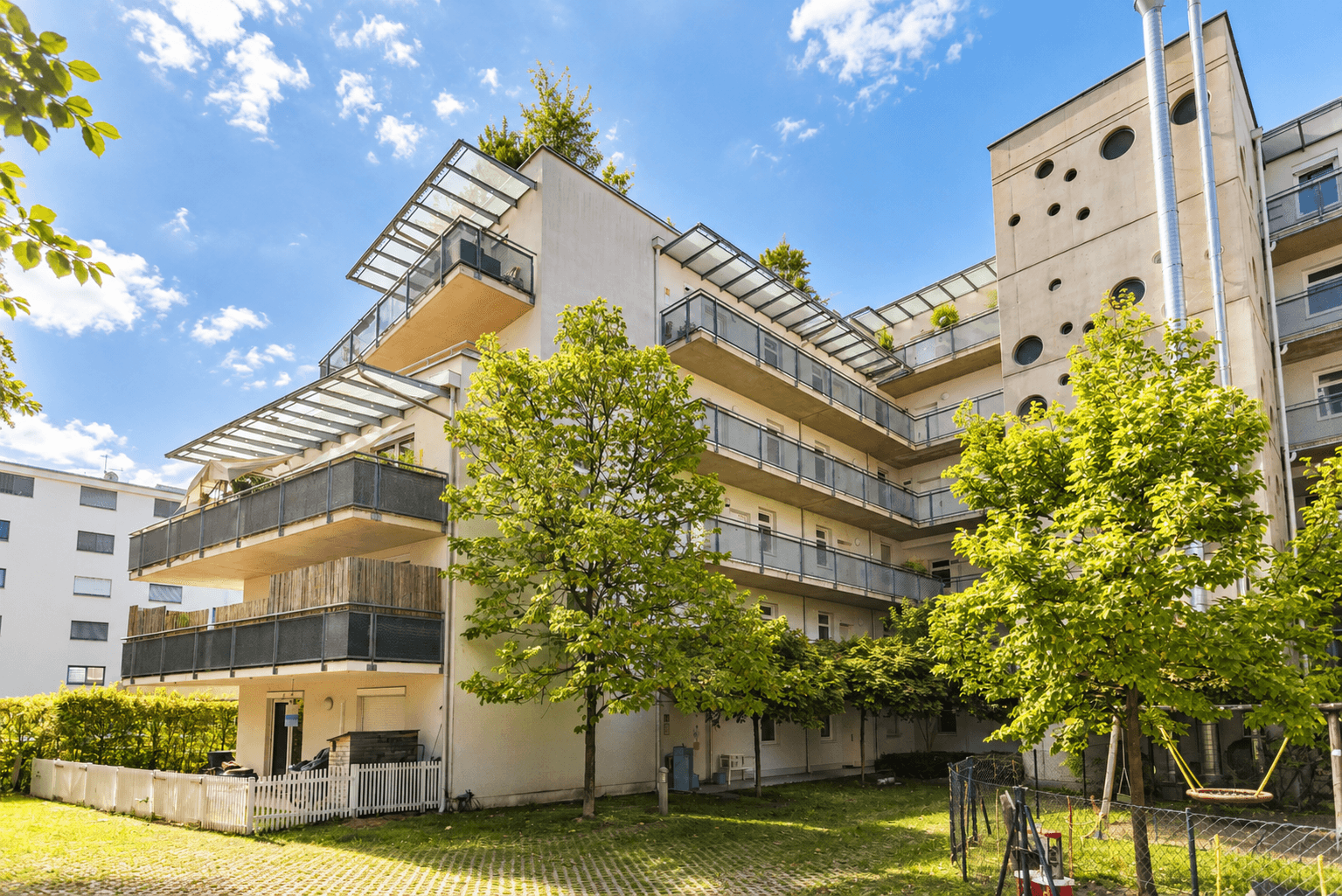 Moderner Wohnkomplex im grünen Innenhof