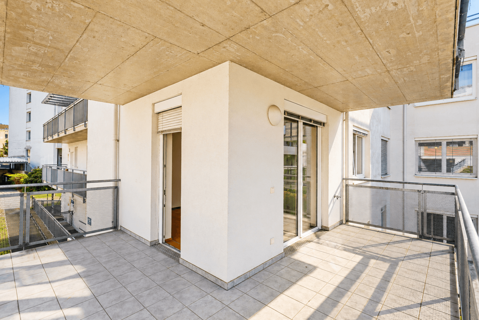 Sonnige moderne Balkonecke mit Schattenmuster