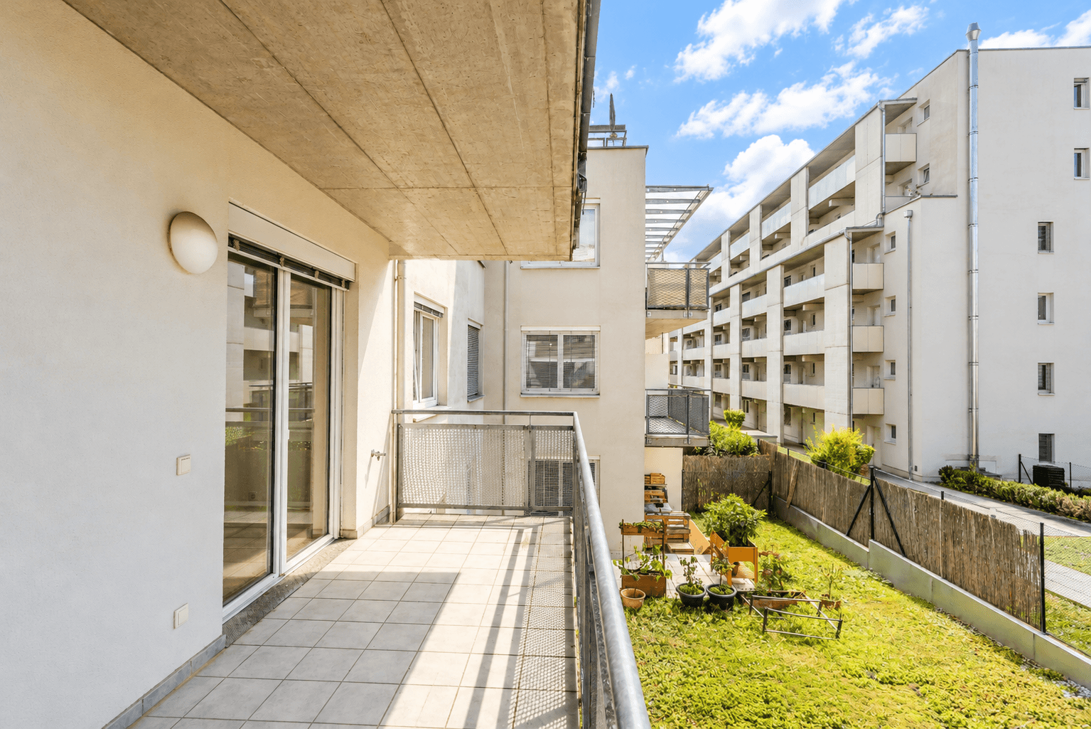 Sonniger Balkon mit Innenhofblick