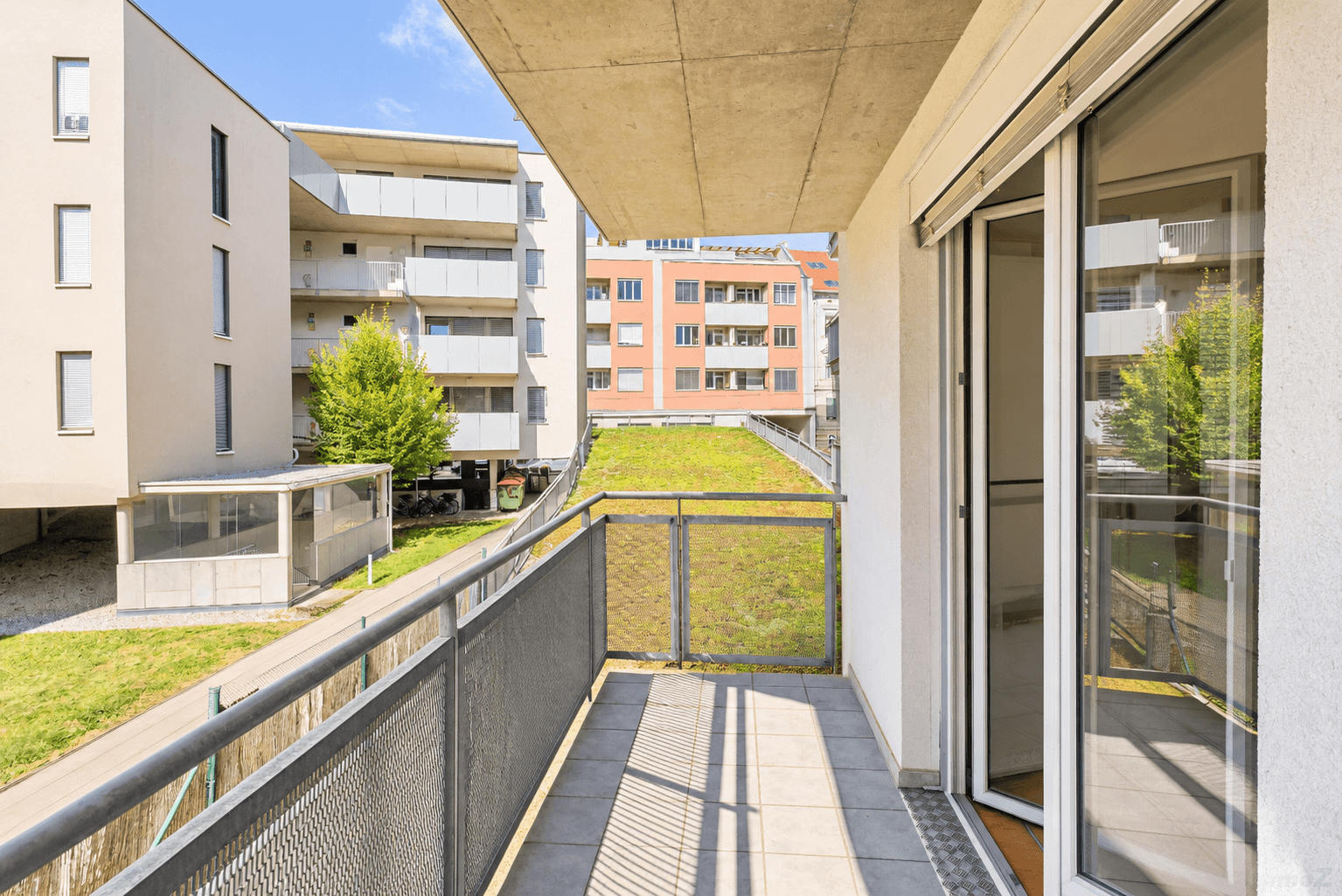 Sonniger Balkon mit Stadtblick