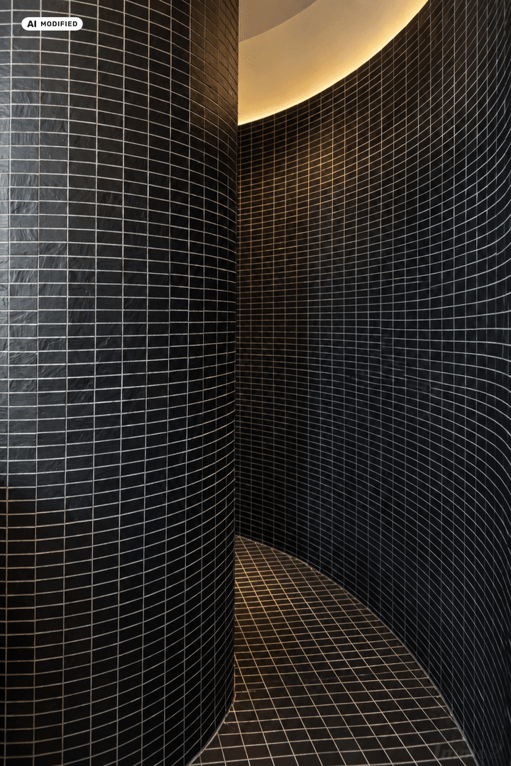 Moderne Dusche mit eleganten schwarzen Mosaikfliesen und geschwungener Wandgestaltung.