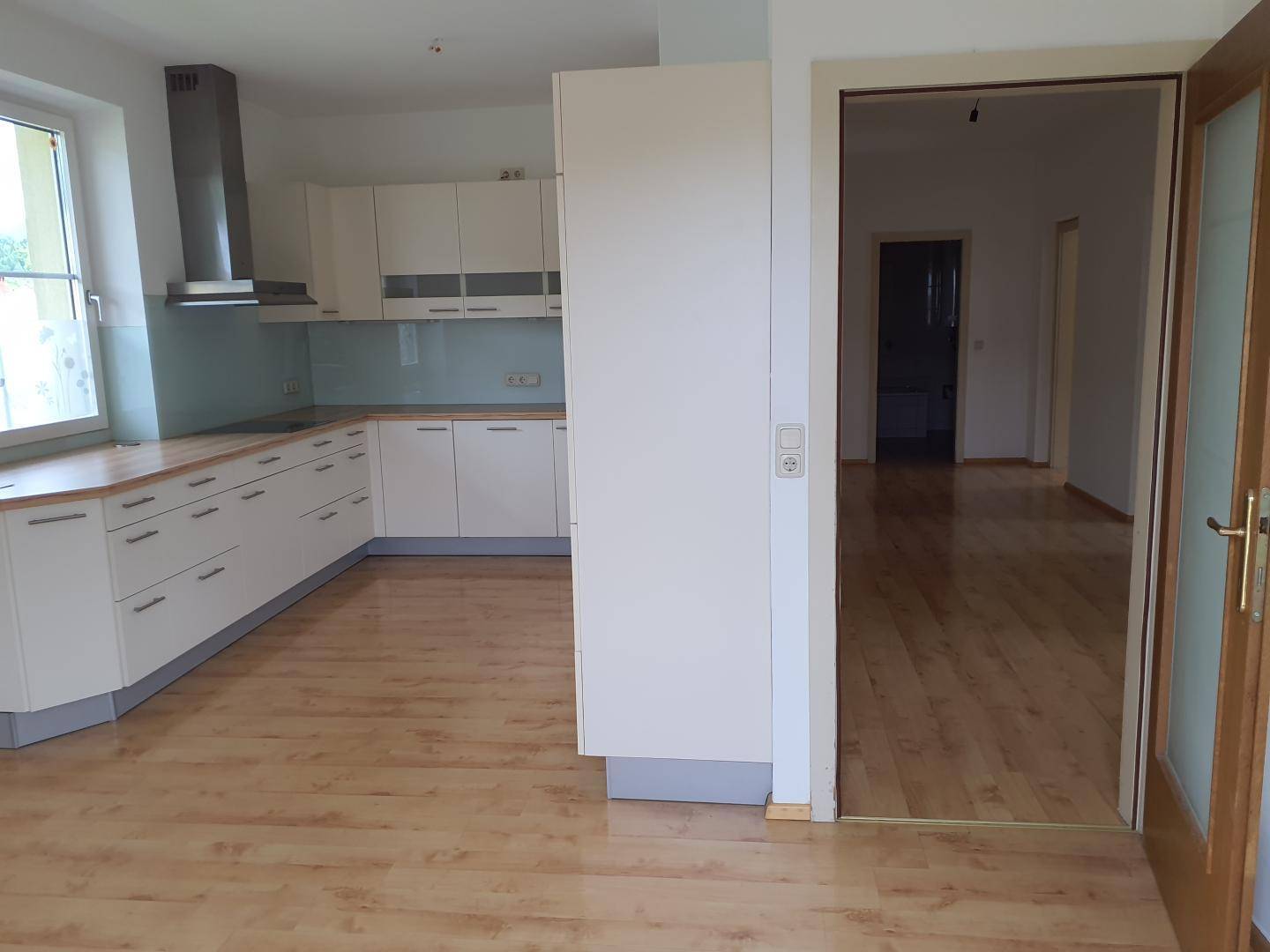 Wohnküche mit Blick in Vorraum