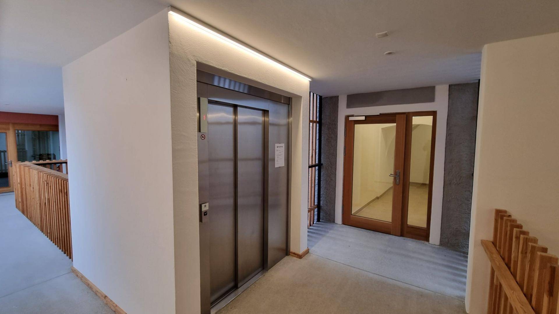 Stiegenhaus mit Lift