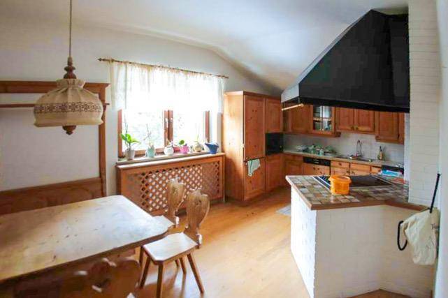 Rustikale Wohnküche mit Holzelementen, Essbereich und traditionellem Charme.