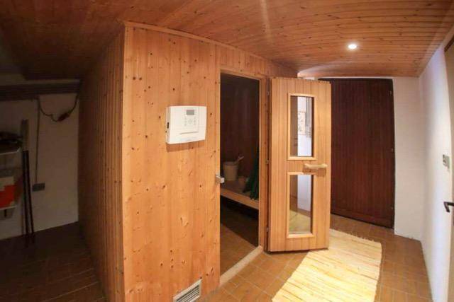 Private Sauna mit Holzausstattung und Steuerungselementen für Entspannung.