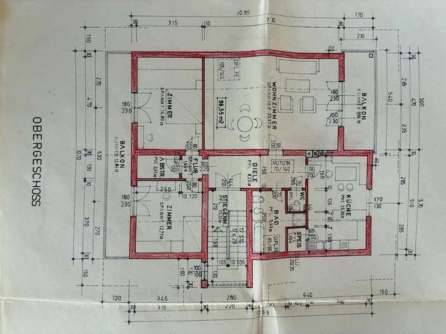 Grundriss des Obergeschosses mit Wohnzimmer, Küche, Zimmern und Balkon.