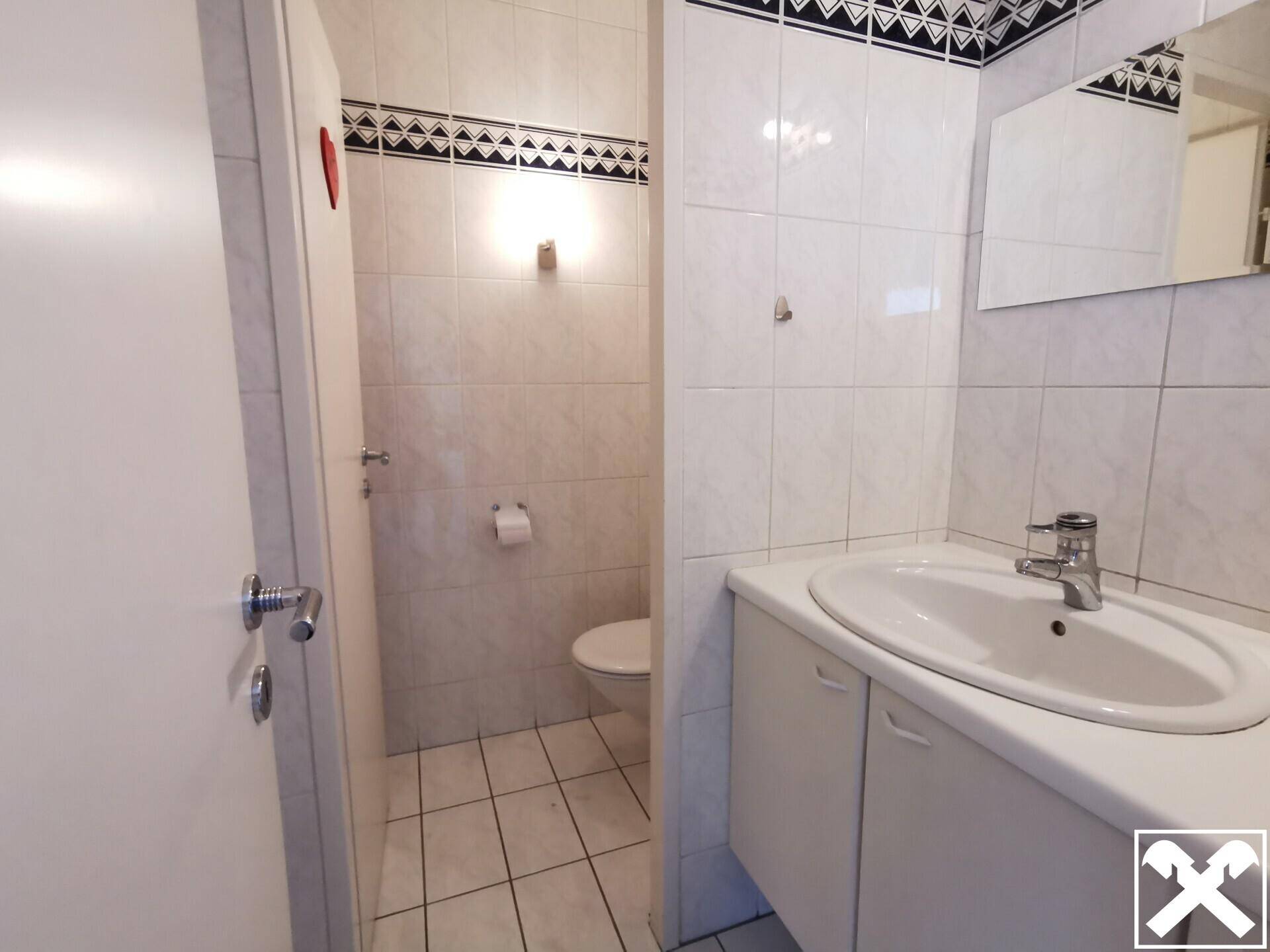 Waschtisch und WC
