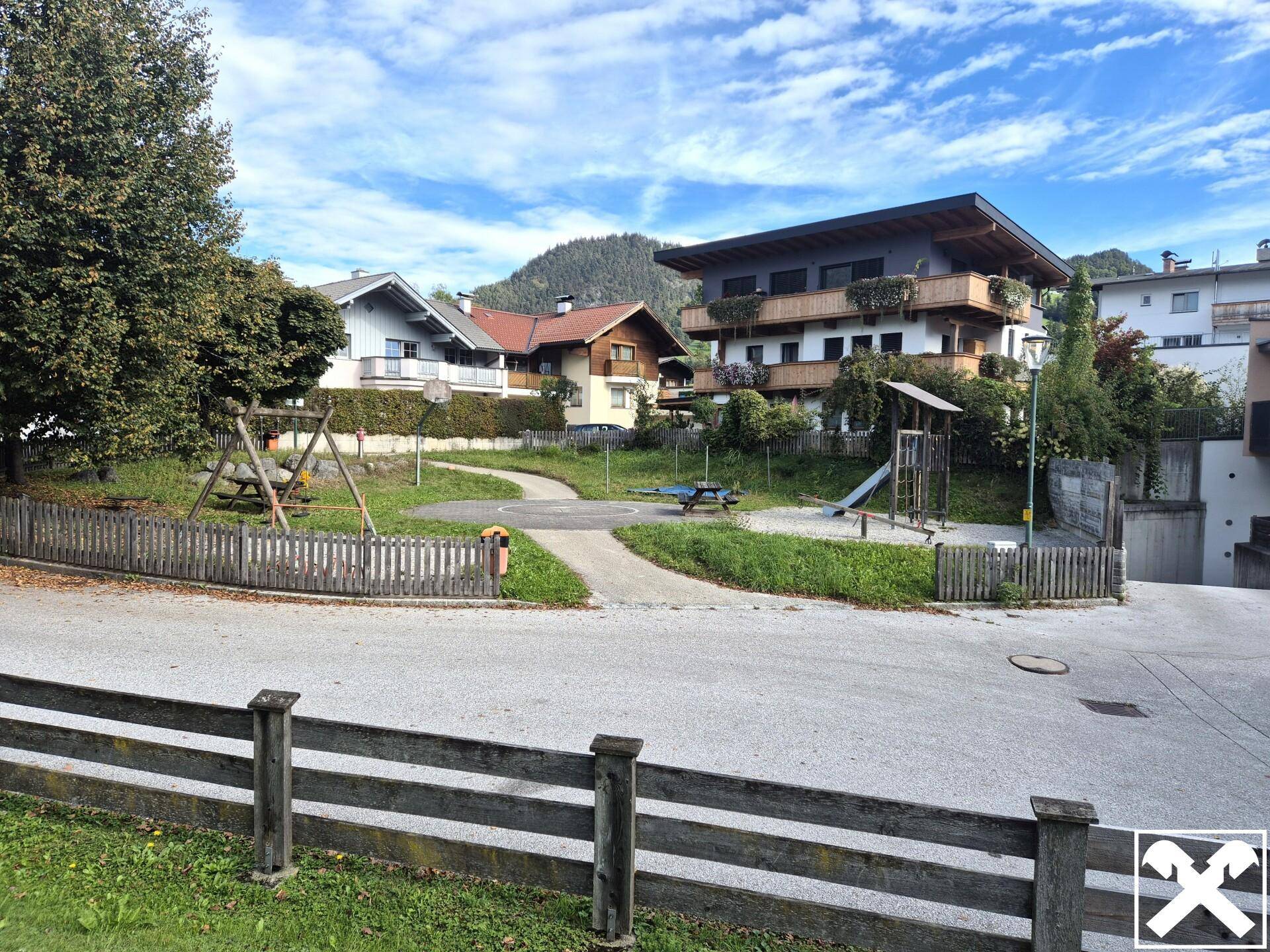 Allgemeiner Kinderspielplatz nebenan