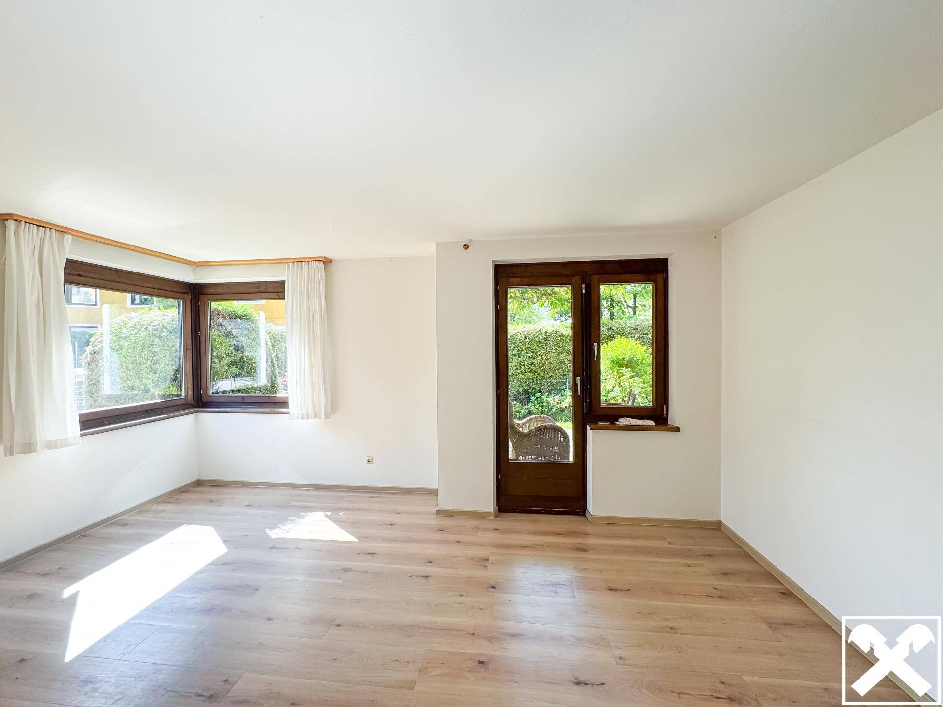 Wohnraum mit Zugang zur Terrasse und Garten