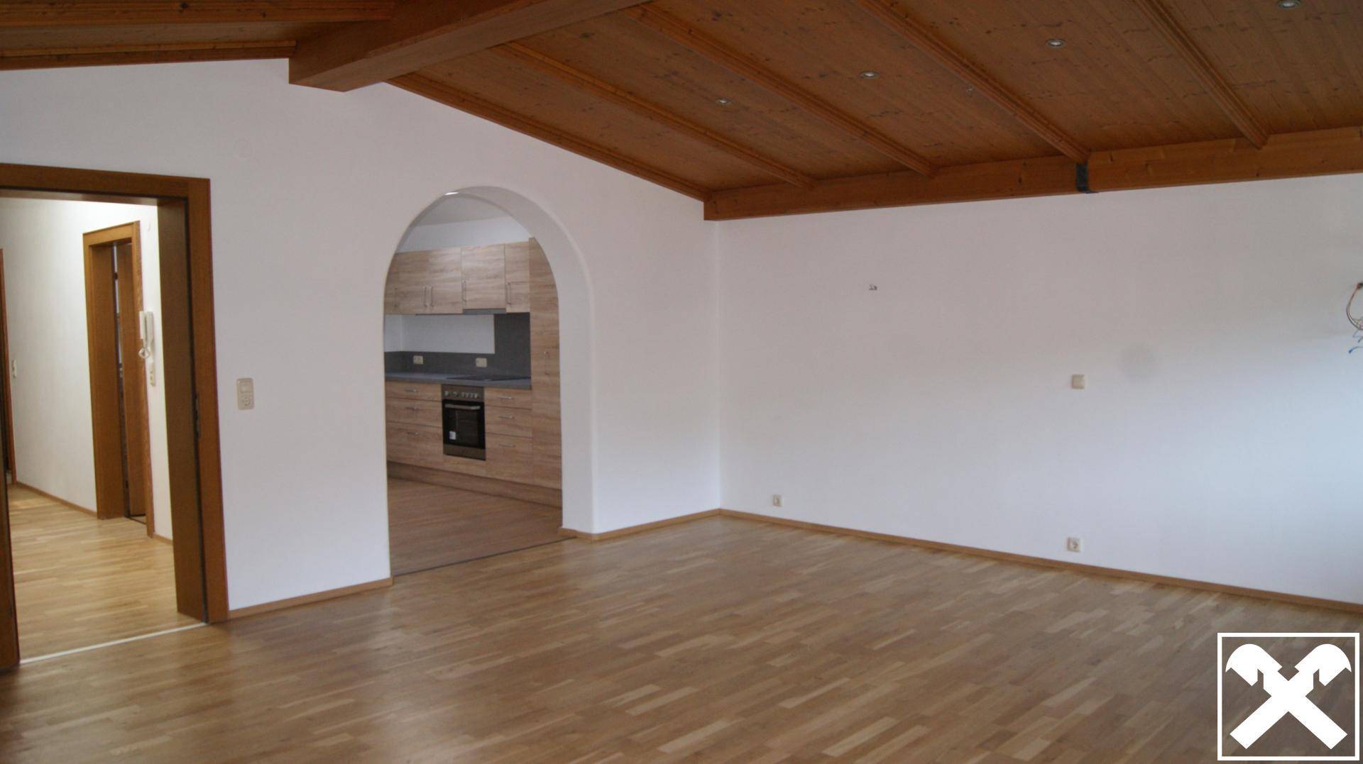 Wohnzimmer mit Zugang Küche