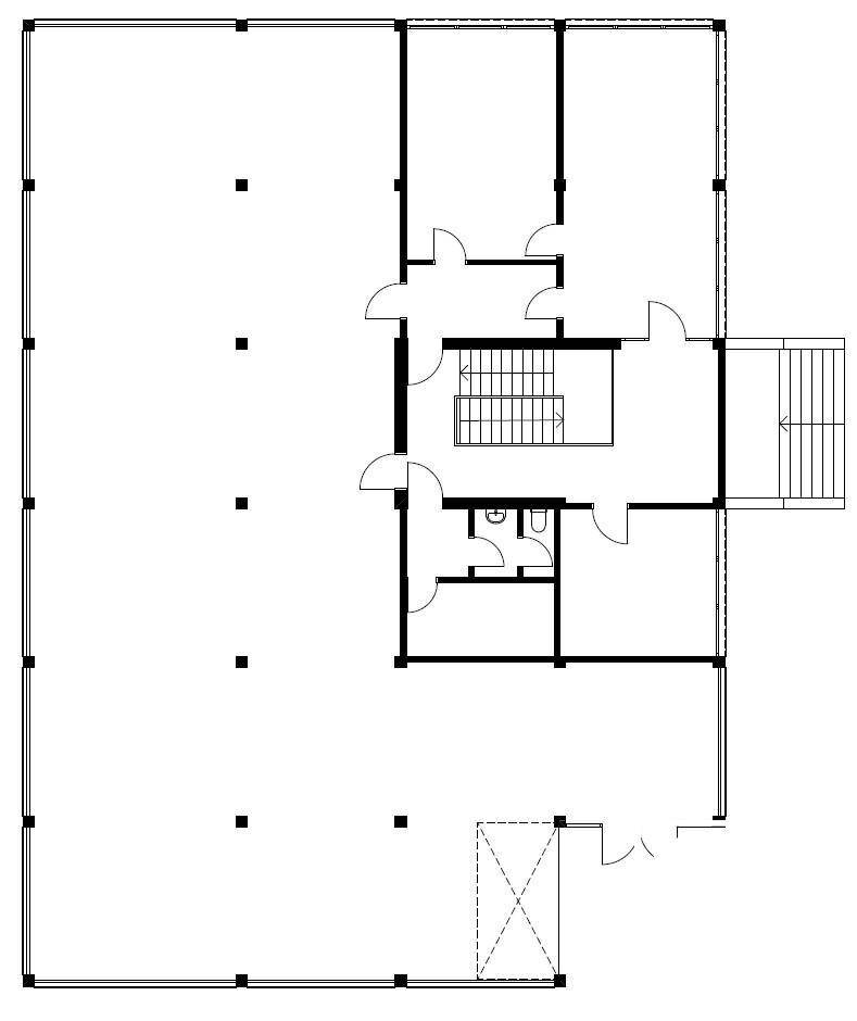 Grundrissplan zeigt eine große offene Fläche mit Treppenhaus und einem kleinen Sanitärbereich.