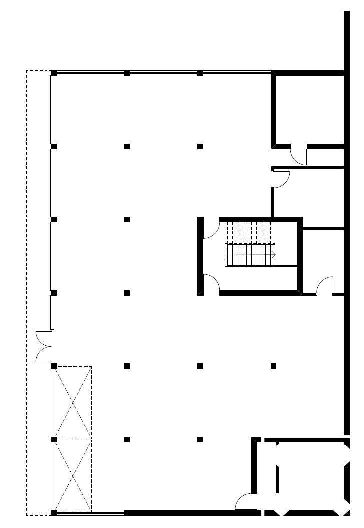 Grundrissplan zeigt eine weitläufige offene Fläche mit einem zentralen Treppenhaus und einem Nebenraum.