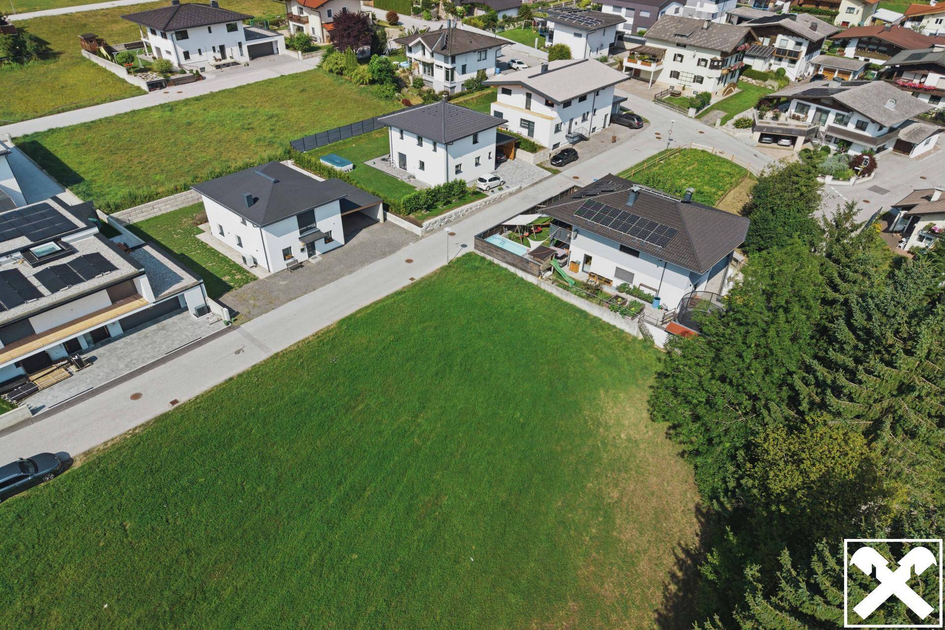 Panoramablick aus der Luft auf eine ruhige Wohngegend mit Einfamilienhäusern und viel Grün.