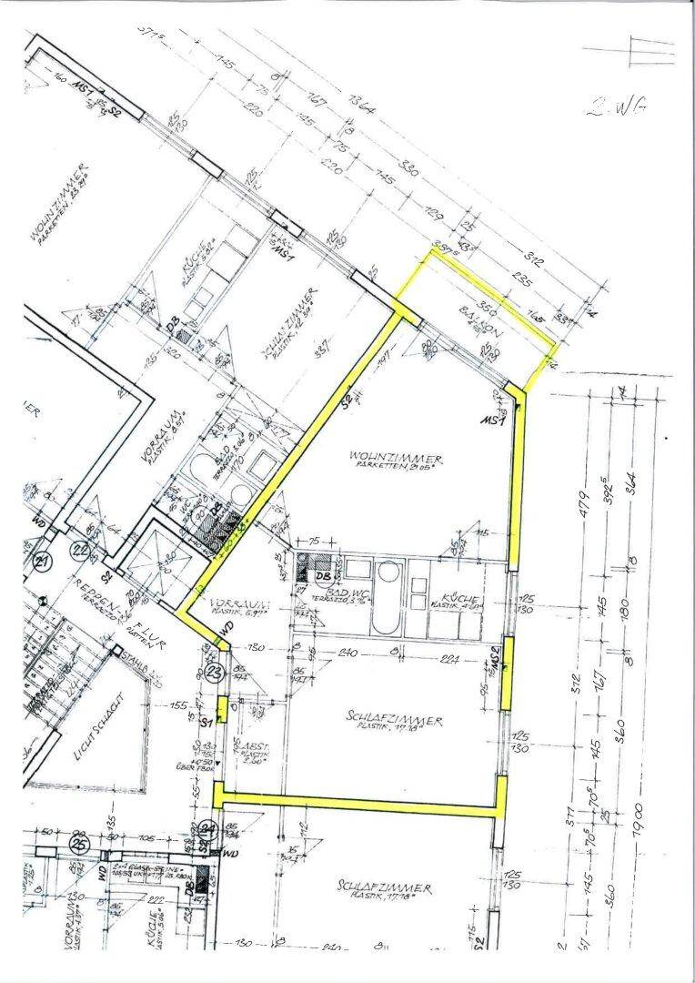Grundrissplan mit Wohnzimmer, Schlafzimmern, Bädern und einem Balkon, hervorgehoben in Gelb.