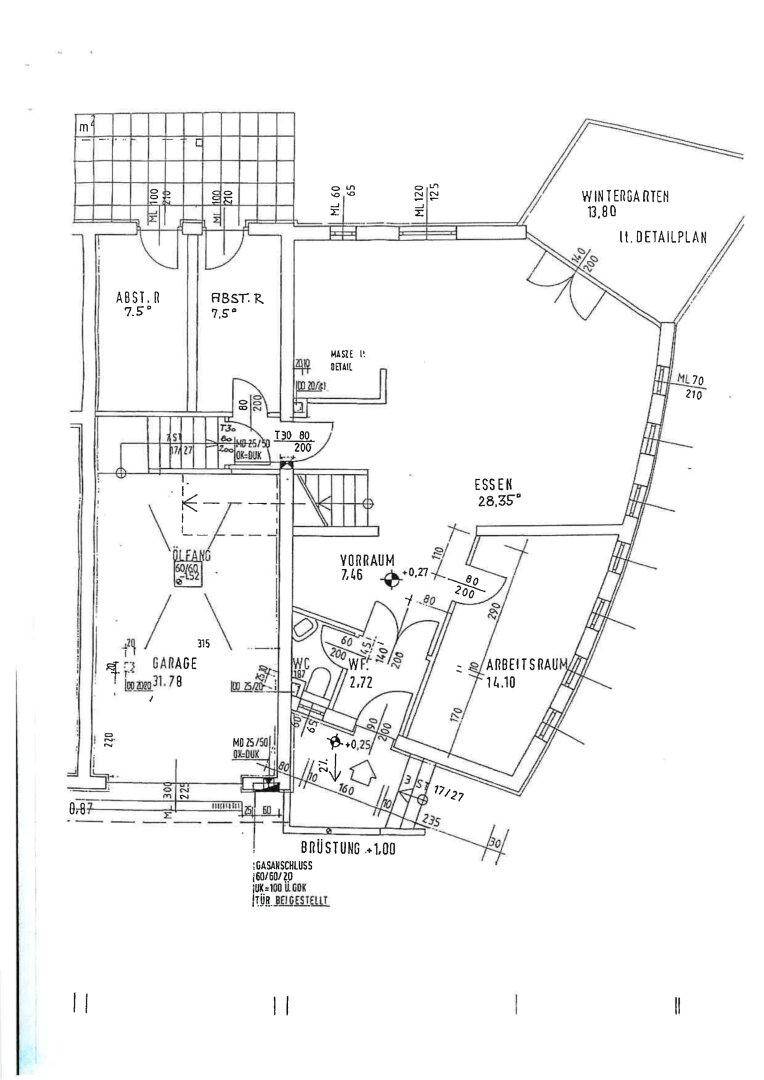 Grundriss des Erdgeschosses mit Garage, Abstellräumen, WC, Essbereich und Wintergarten.