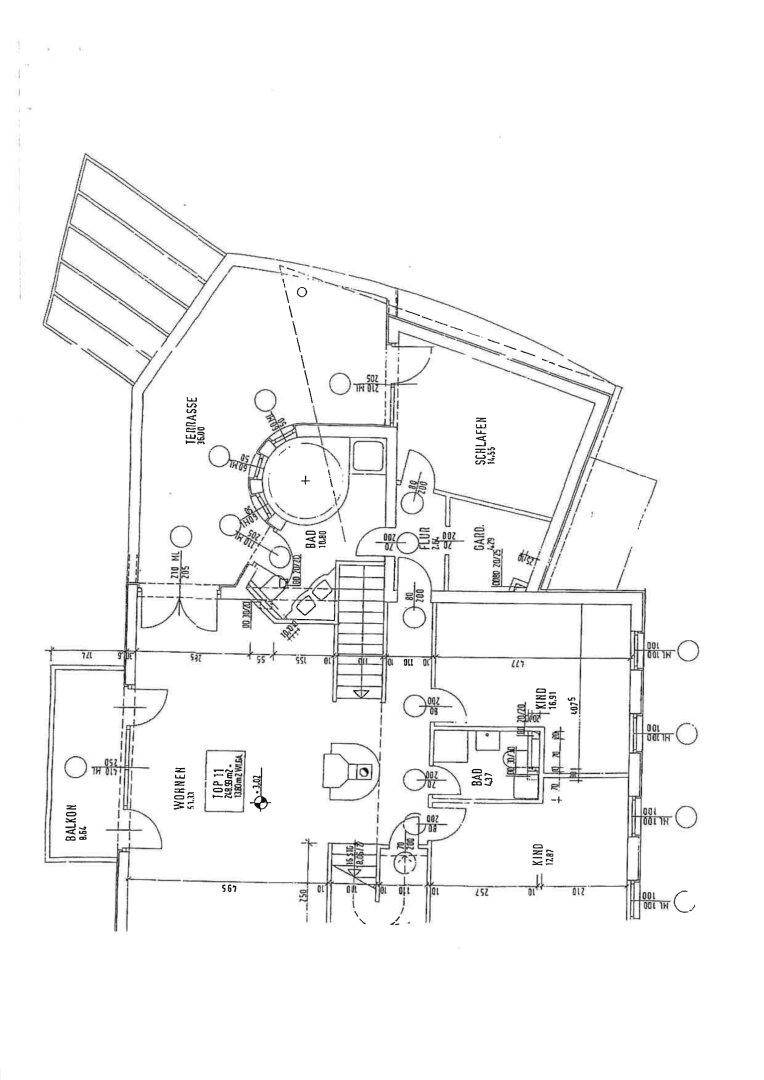 Grundriss des Obergeschosses mit Wohnzimmer, Schlafzimmern, Bädern, Terrasse und Balkon.