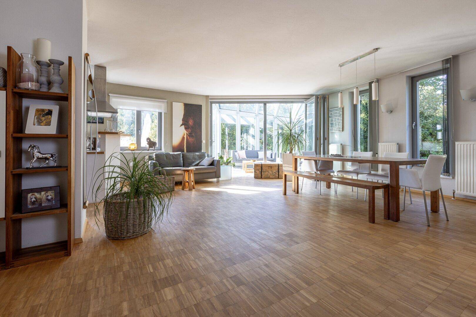 RESERVIERT - NEUER PREIS - PREMIUM Wohnen am Mondsee - Seenähe - Haus im Haus - 270 m² Wohnfläche, Wintergarten, Eigengarten und Garage – pohled 6