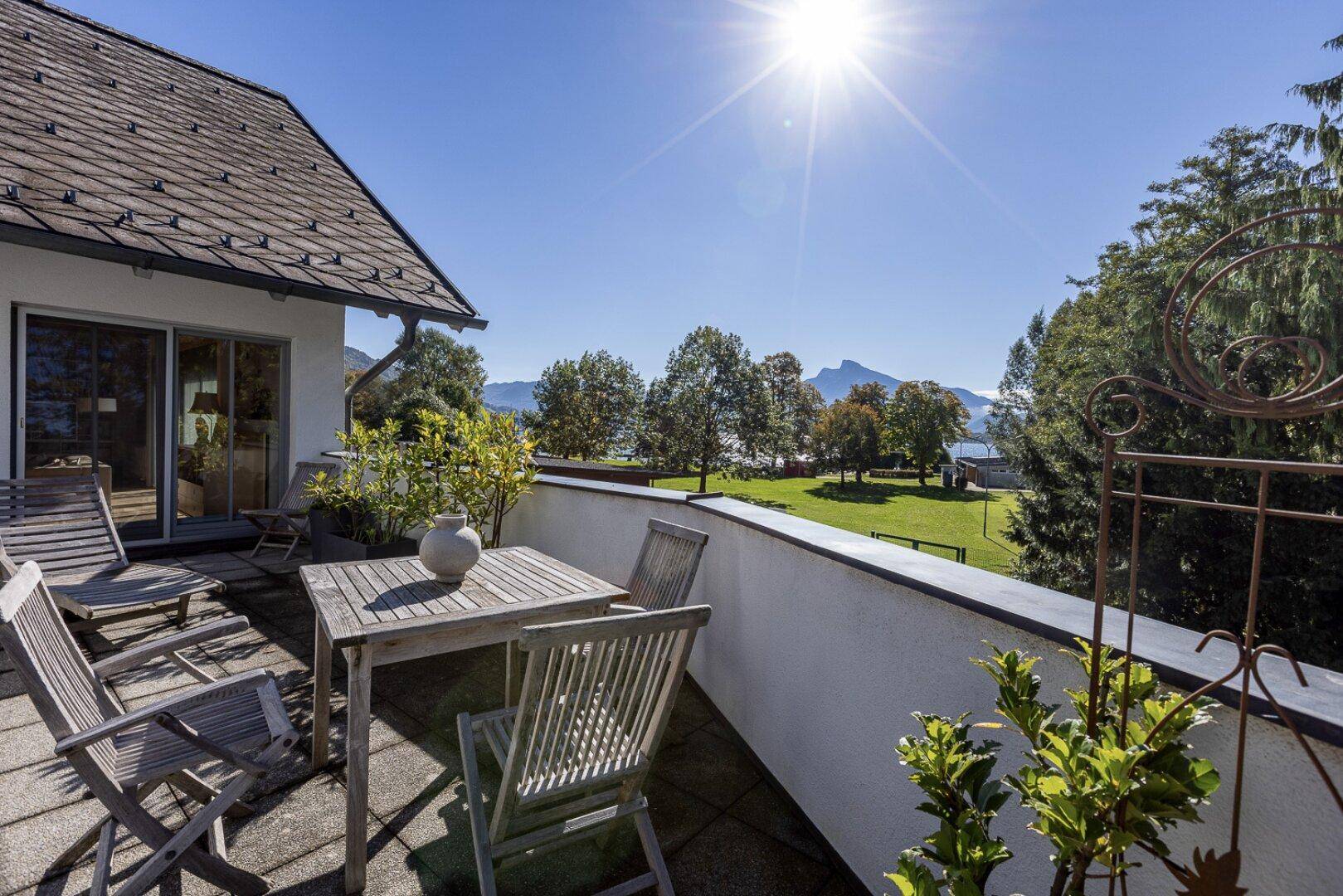 RESERVIERT - NEUER PREIS - PREMIUM Wohnen am Mondsee - Seenähe - Haus im Haus - 270 m² Wohnfläche, Wintergarten, Eigengarten und Garage – pohled 5
