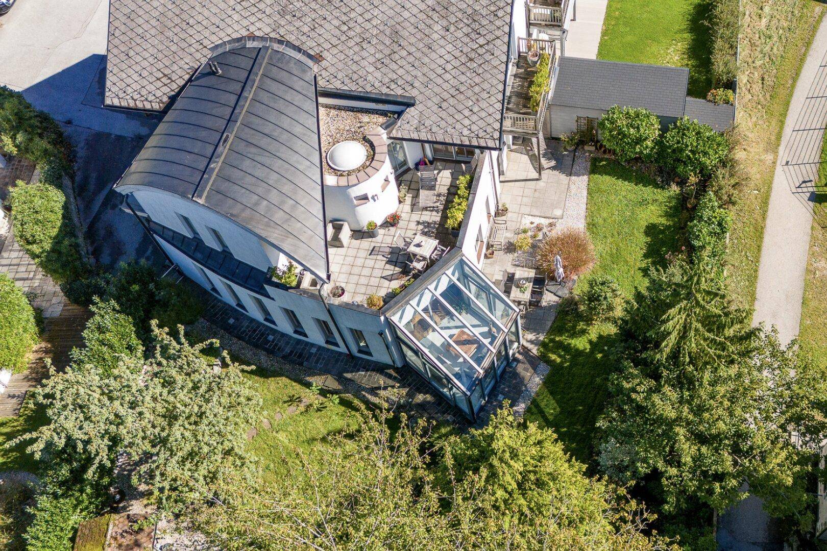 RESERVIERT - NEUER PREIS - PREMIUM Wohnen am Mondsee - Seenähe - Haus im Haus - 270 m² Wohnfläche, Wintergarten, Eigengarten und Garage – pohled 2