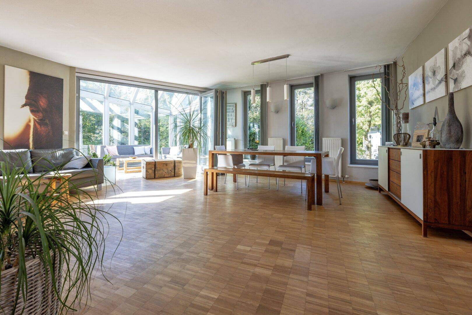 RESERVIERT - NEUER PREIS - PREMIUM Wohnen am Mondsee - Seenähe - Haus im Haus - 270 m² Wohnfläche, Wintergarten, Eigengarten und Garage – pohled 4