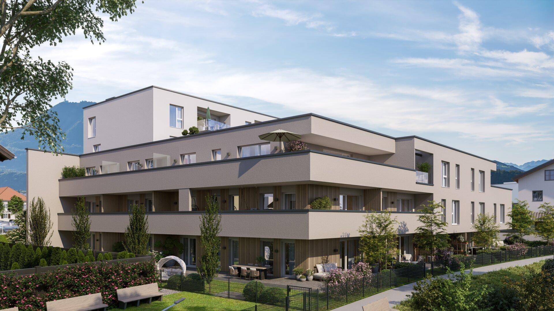 Zeitgenössisches Wohnhaus mit mehreren Terrassen und Balkonen, umgeben von viel Grün und Bergblick.