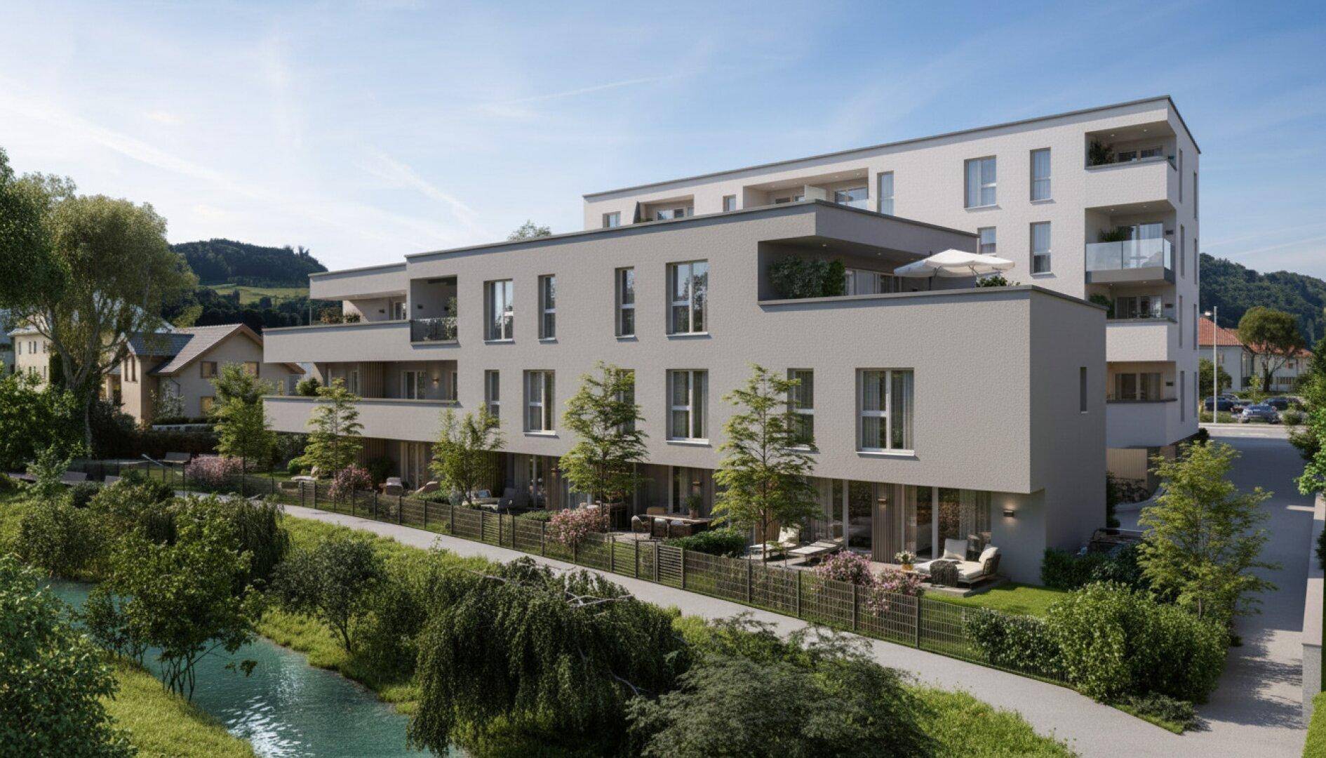 Neubau-Wohngebäude mit mehreren Terrassen und Balkonen, direkt an einem kleinen Fluss gelegen.