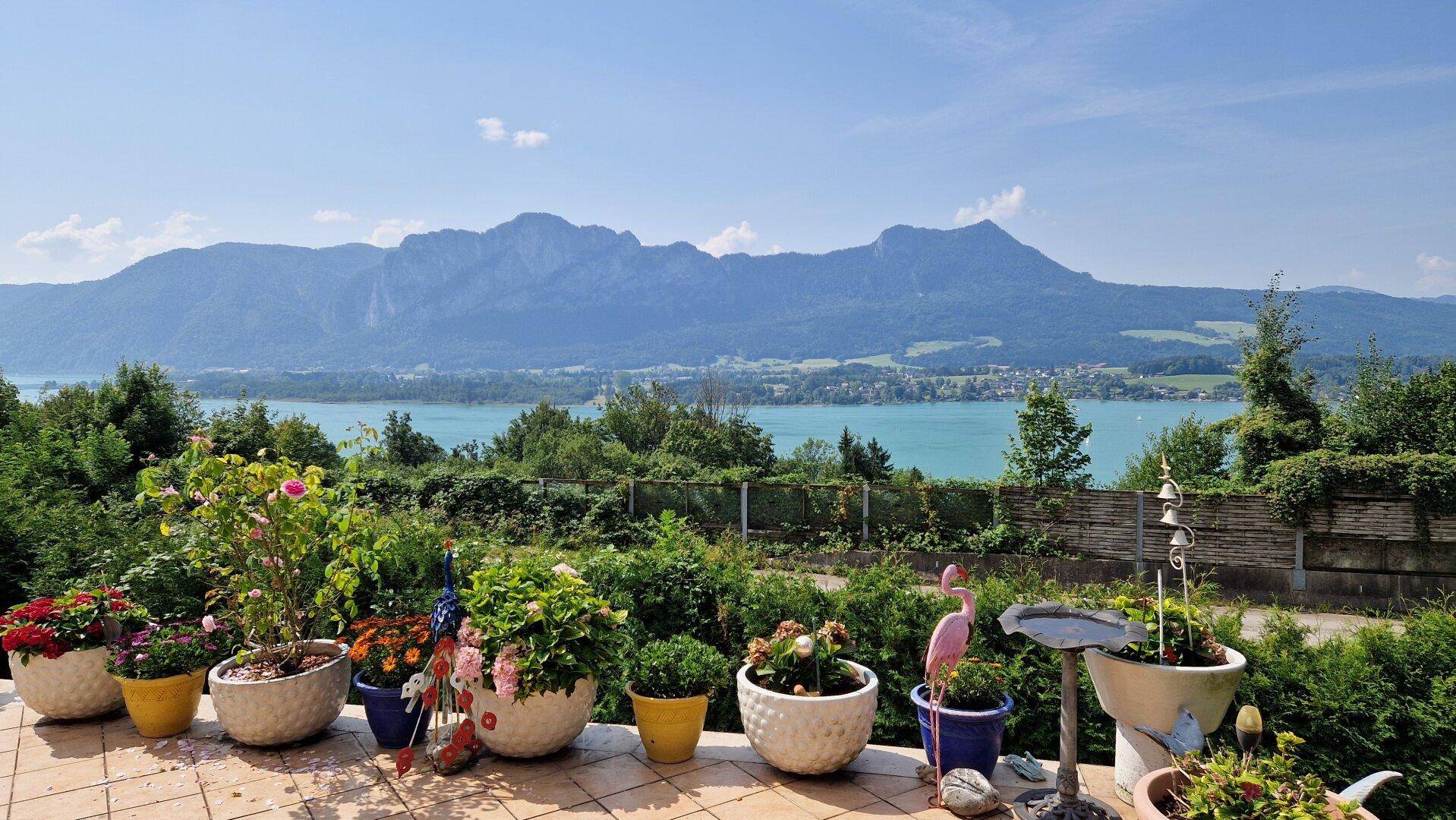 TRAUMHAFTE AUSSICHTEN - Bungalow mit sensationellen Seeblick in Mondsee: Terrasse, Garten sowie Garage - NUR HAUPTWOHNSITZ MÖGLICH! - Widok 2