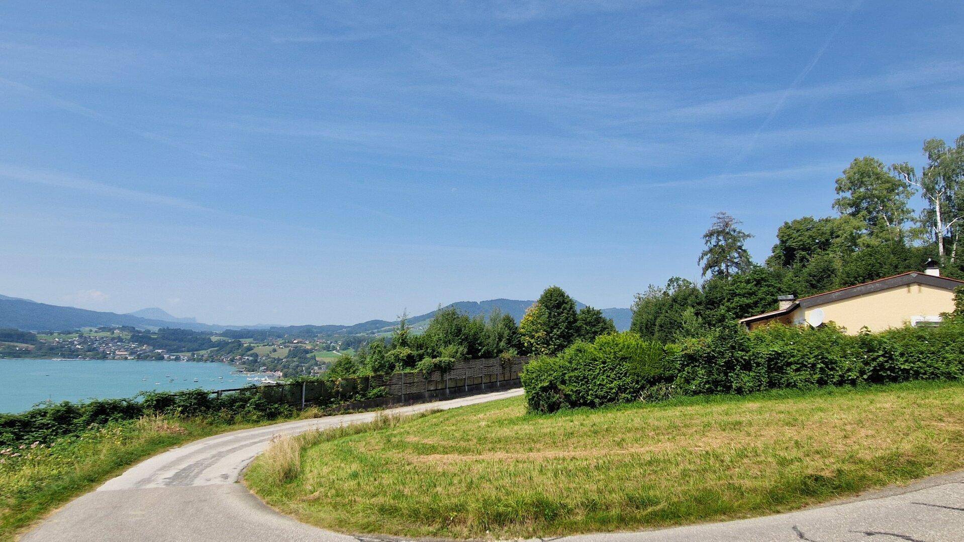 TRAUMHAFTE AUSSICHTEN - Bungalow mit sensationellen Seeblick in Mondsee: Terrasse, Garten sowie Garage - NUR HAUPTWOHNSITZ MÖGLICH! - Więcej